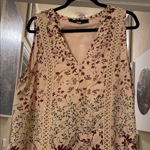 Loose and sleeveless dress